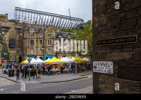 Edinburgh Scotland - 13 septembre 2019: Marché agricole populaire sur lawnmarket St avec beaucoup de gens qui profitent d'une journée à Edinburgh, Royaume-Uni 13 septembre, 20 Banque D'Images