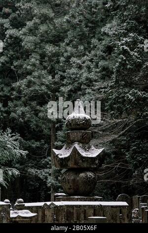 Okunoin, le plus grand cimetière du Japon, situé sur le mont Koya, lieu de naissance et centre spirituel du bouddhisme Shingon, site désigné par l'UNESCO. Banque D'Images