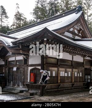 Okunoin, le plus grand cimetière du Japon, situé sur le mont Koya, lieu de naissance et centre spirituel du bouddhisme Shingon, site désigné par l'UNESCO. Banque D'Images