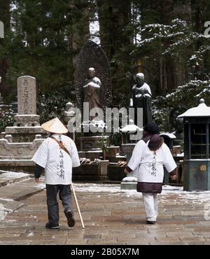 Okunoin, le plus grand cimetière du Japon, situé sur le mont Koya, lieu de naissance et centre spirituel du bouddhisme Shingon, site désigné par l'UNESCO. Banque D'Images