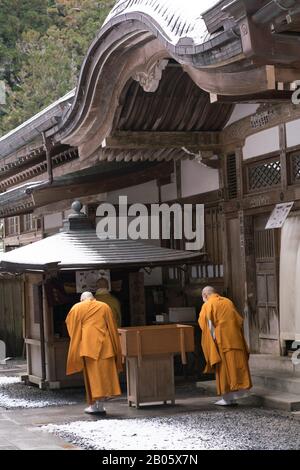 Okunoin, le plus grand cimetière du Japon, situé sur le mont Koya, lieu de naissance et centre spirituel du bouddhisme Shingon, site désigné par l'UNESCO. Banque D'Images