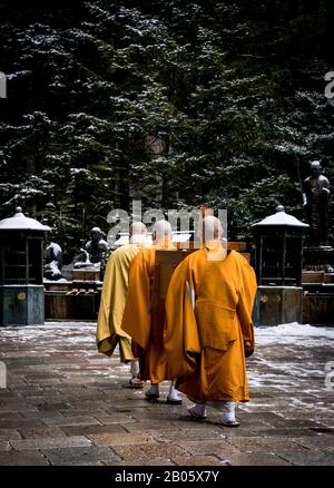 Okunoin, le plus grand cimetière du Japon, situé sur le mont Koya, lieu de naissance et centre spirituel du bouddhisme Shingon, site désigné par l'UNESCO. Banque D'Images