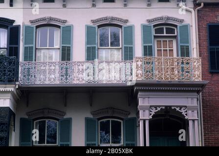 ÉTATS-UNIS, GÉORGIE, SAVANNAH, WEST CHARLTON STREET, MAISON LOCALE AVEC BALCON EN FER FORGÉ Banque D'Images