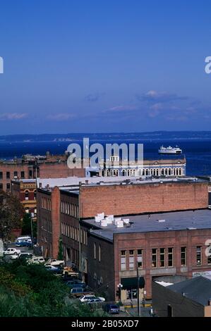 ÉTATS-UNIS, WASHINGTON, PORT TOWNSEND, VUE SUR LA VILLE AVEC FERRY EN ARRIÈRE-PLAN Banque D'Images