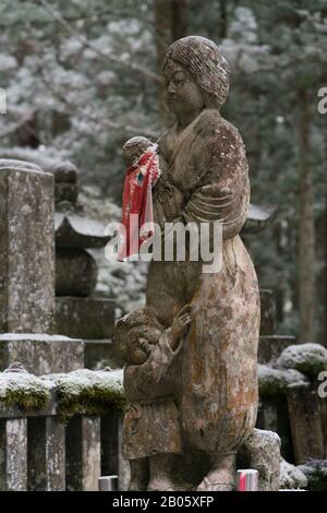 Okunoin, le plus grand cimetière du Japon, situé sur le mont Koya, lieu de naissance et centre spirituel du bouddhisme Shingon, site désigné par l'UNESCO. Banque D'Images