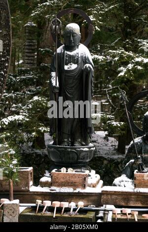 Okunoin, le plus grand cimetière du Japon, situé sur le mont Koya, lieu de naissance et centre spirituel du bouddhisme Shingon, site désigné par l'UNESCO. Banque D'Images