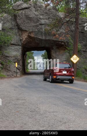 Keystone, DAKOTA DU SUD - 27 juin 2014 : une voiture traverse le tunnel Scovel Johnson sur Iron Mountain Road et offre une vue sur le mont Rushmore à Keystone, SD Banque D'Images