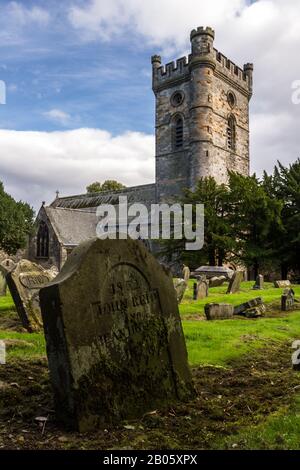 Culross, Écosse - 16 septembre 2019 : pierres de tête dans le cimetière avec l'abbaye de Culross en arrière-plan à Dunfermline, Fife Royaume-Uni 16 septembre 2019 Banque D'Images