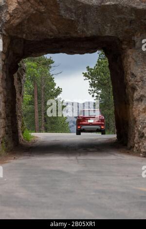 Keystone, DAKOTA DU SUD - 27 juin 2014 : une voiture traverse le tunnel Scovel Johnson sur Iron Mountain Road et offre une vue sur le mont Rushmore à Keystone, SD Banque D'Images