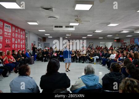 Las Vegas, NV, États-Unis. 18 février 2020. Amy Klobuchar lors de l'événement intime Culinary Union avec les employés de la salle d'hôtes, et Les Sénateurs Amy Klobuchar et Elizabeth Warren discutant du travail de womenÕs lutte pour Un emploi Devraient Être Suffisants au Culinary UnionÕs Big Hall à Las Vegas, Nevada, le 18 février 2020. Crédit: Damas Carter/Media Punch/Alay Live News Banque D'Images