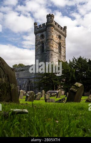 Culross, Écosse - 16 septembre 2019 : pierres de tête dans le cimetière avec l'abbaye de Culross en arrière-plan à Dunfermline, Fife Royaume-Uni 16 septembre 2019 Banque D'Images