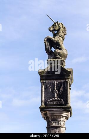 Culross, Écosse - 16 septembre 2019 : UNICORN dans les chaînes au sommet de la Croix du Mercat à Cucross, Fife Royaume-Uni 16 septembre 2019 Banque D'Images