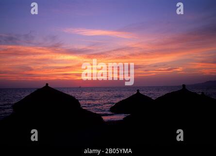 MEXIQUE, PUERTO VALLARTA, PARASOLS DE PLAGE AU COUCHER DU SOLEIL Banque D'Images