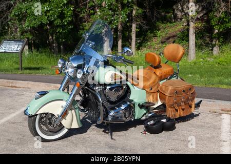 MONUMENT NATIONAL de la TOUR Devils, WYOMING - 3 juillet 2014 : une moto indienne vieille et bien entretenue garée au soleil à la tour Devils NM, Wyoming Banque D'Images