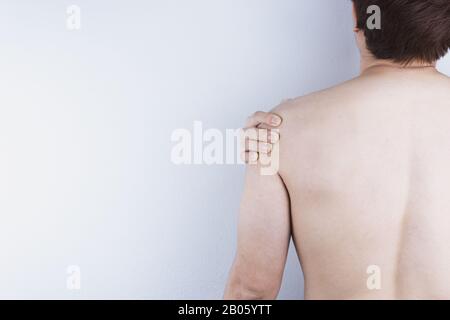 Gros plan homme souffrant de douleur d'épaule. Les soins de santé et le concept médical. Banque D'Images