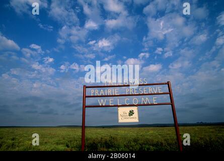 OKLAHOMA, PRÈS DE PAWHUSKA, SIGNE DE LA RÉSERVE DE PRAIRIES DE HAUTES HERBES DE CONSERVATION DE LA NATURE Banque D'Images