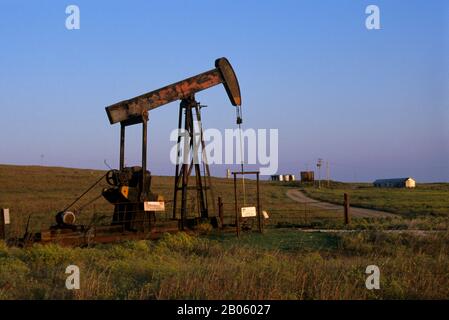 OKLAHOMA, PRÈS DE PAWHUSKA, RÉSERVE DE PRAIRIES À HERBES HAUTES DE NATURE CONSERVANCY, PUITS DE PÉTROLE Banque D'Images