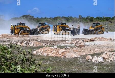 200213-N-SS432-0090 YIGO, Guam (fév 13, 2020) les membres de l'armée américaine, de la Royal Australian Air Force et de la Japan Air Self-Defense Force ont coupé dans une piste avec leur piste compacte que Caterpillar a mise en place lors de l'exercice Cope North 20 (CN20), à la base aérienne d'Andersen, à Guam, le 13 février 2020. Le CN20 est un exercice annuel de formation trilatérale sur le terrain mené à l'AFB d'Andersen et dans les environs du Commonwealth des îles Mariannes du Nord (CNMI), de Palau et de Yap dans les États fédérés de Micronésie. (ÉTATS-UNIS Photo marine par Mass Communication Specialist 1ère classe Omar Powell/libéré) Banque D'Images