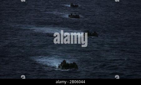 MER des Philippines (janv 31, 2020) véhicules amphibies Assault, avec Alpha Company, Bataillon Landing Team, 1ère Bataillon, 5ème marines, 31ème Marine Expeditionary Unit (MEU), débarquent le quai de la classe San Antonio USS Green Bay (LPD 20). Green Bay, qui fait partie du America Expeditionary Strike Group, 31 membres de l'équipe du MEU, opère dans la 7ème zone d'opérations de la flotte des États-Unis afin d'améliorer l'interopérabilité avec les alliés et les partenaires et de servir de force d'intervention prête pour défendre la paix et la stabilité dans la région d'Indo-Pacifique. (Photo officielle du Marine corps américain de Colton K. Garrett) Banque D'Images