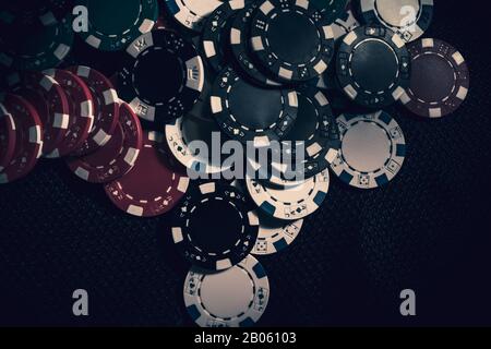 Grand pot de jetons de poker à la salle de gambiling Banque D'Images