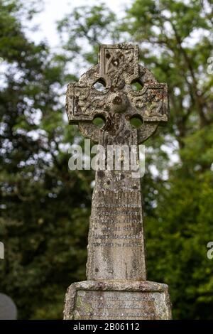 Balquhidder, Ecosse - 17 septembre 2019: Gros plan sur une croix celtique Headstone dans le cimetière local, Royaume-Uni 17 septembre 2019 Banque D'Images