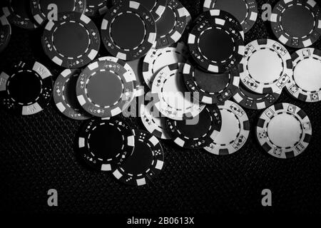 Grand pot de jetons de poker à la salle de gambiling Banque D'Images