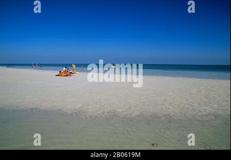 ÉTATS-UNIS, FLORIDE, GRANDE CLÉ EN PIN, BAHIA HONDA STATE PARK, PLAGE DE SABLE BLANC, LES GENS Banque D'Images