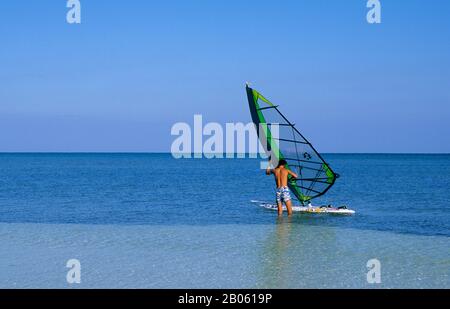 ÉTATS-UNIS, FLORIDE, GRANDE CLÉ EN PIN, BAHIA HONDA STATE PARK, PLANCHE À VOILE Banque D'Images