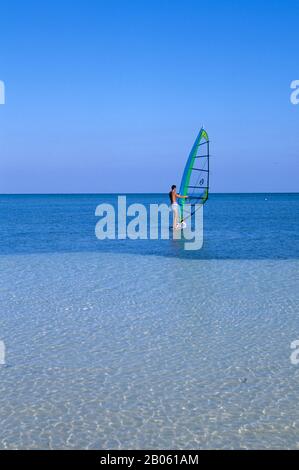 ÉTATS-UNIS, FLORIDE, GRANDE CLÉ EN PIN, BAHIA HONDA STATE PARK, PLANCHE À VOILE Banque D'Images