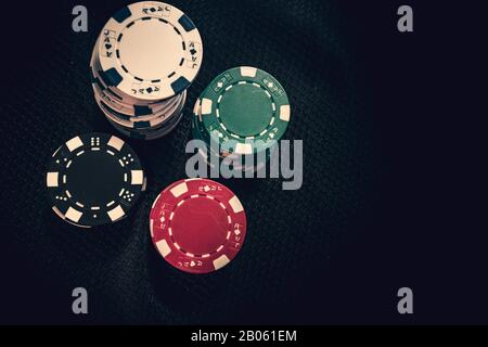Grandes piles de jetons de poker dans la salle de jeux Banque D'Images