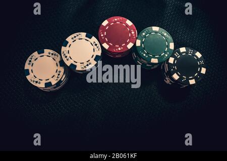 Grandes piles de jetons de poker dans la salle de jeux Banque D'Images