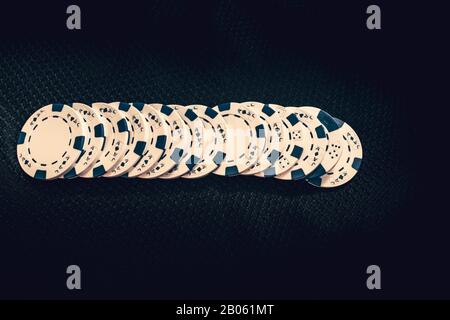 Grandes piles de jetons de poker dans la salle de jeux Banque D'Images