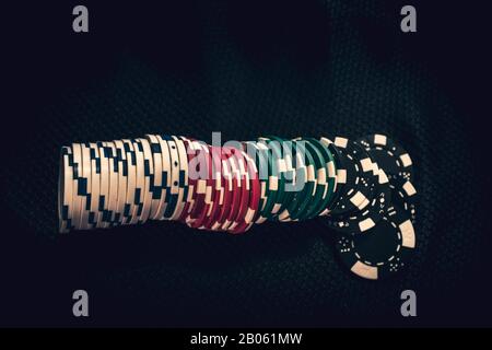 Grandes piles de jetons de poker dans la salle de jeux Banque D'Images