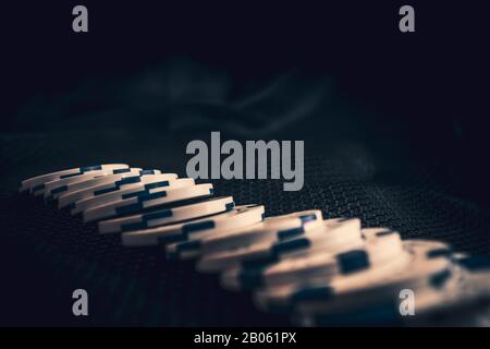 Grandes piles de jetons de poker dans la salle de jeux Banque D'Images