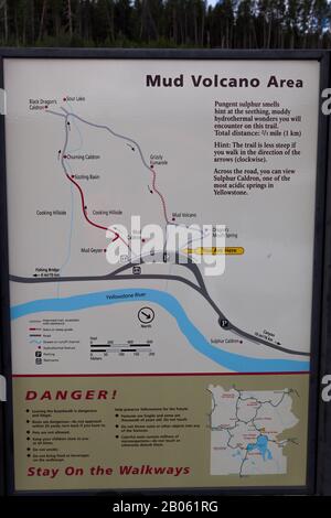 Yellowstone NATIONAL PARK, États-Unis - 10 juillet 2014: Un panneau d'information en métal montrant une carte de la région à Dragon's Mouth Spring et volcan Mud à Yello Banque D'Images