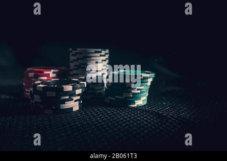 Grandes piles de jetons de poker dans la salle de jeux Banque D'Images