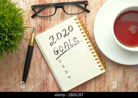 objectifs de la nouvelle année 2020 écrits sur le bloc-notes sur la table Banque D'Images