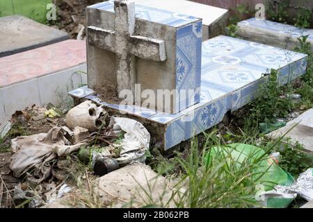 Un crâne humain et des os reposant sur la corniche d'un tombeau dans le cimetière de Calamba, Cebu City, Philippines. Il n'est pas rare de trouver des restes de la défacilité Banque D'Images