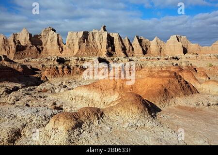 SD00129-00...DAKOTA DU SUD - couches Colorées de buttes en grès et érodées le long du sentier de la porte dans le parc national de Badlands. Banque D'Images