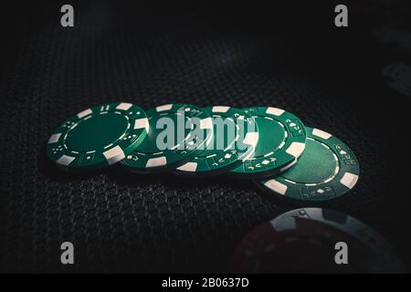 Grandes piles de jetons de poker dans la salle de jeux Banque D'Images