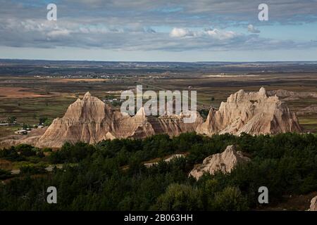 SD00132-00... DAKOTA DU SUD - vue du sentier Notch au-dessus de l'auberge et du terrain de camping du parc national Badlands. Banque D'Images