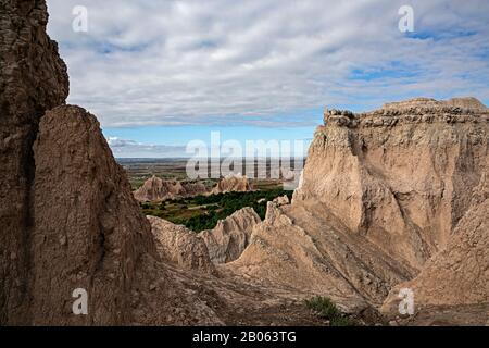 SD00135-00... DAKOTA DU SUD - vue du sentier Notch au-dessus du centre d'accueil et du terrain de camping du parc national Badlands. Banque D'Images