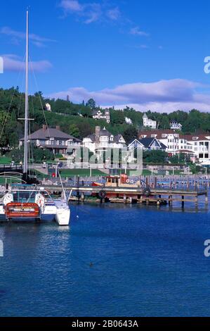 ÉTATS-UNIS, MICHIGAN, LAC HURON, ILE MACKINAC, VUE SUR LE VILLAGE Banque D'Images