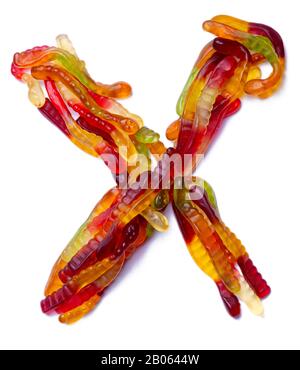 Lettre X de l'alphabet anglais de la marmelade à mâcher multicolore sur un fond blanc isolé. Motif alimentaire à base de bonbons pour enfants serpent Banque D'Images