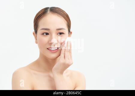 Santé et beauté concept - belle femme avec un coton Banque D'Images