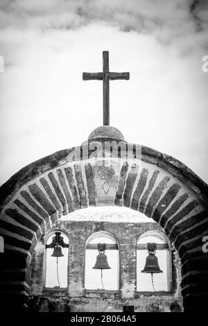 Church Cross et Mission Bells en Californie avec White Sky à Mission Banque D'Images