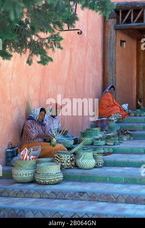 MEXIQUE, CHIHUAHUA, PARC NATIONAL DE COPPER CANYON, TARAHUMARA INDIENNES FEMMES TISSAGE PANIERS Banque D'Images