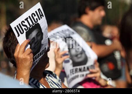 Buenos Aires, Buenos Aires, Argentine. 18 février 2020. Des milliers de personnes ont manifesté pour exiger la justice pour le crime de Fernando Baez Sosa. Aujourd'hui, c'est un mois de meurtre, quand onze rugbiers ont battu à mort Fernando Báez Sosa en dehors de la discothèque « le Brique » à Villa Gesell, Buenos Aires. Crédit: Claudio Santisteban/Zuma Wire/Alay Live News Banque D'Images