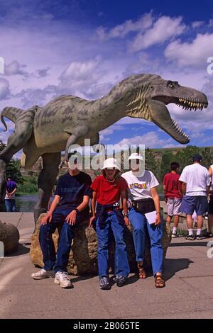 CANADA, ALBERTA, DRUMHELLER, ROYAL TYRRELL MUSEUM, STATUE DE DINOSAURE, TOURISTES (MR), ALBERTOSAURUS Banque D'Images