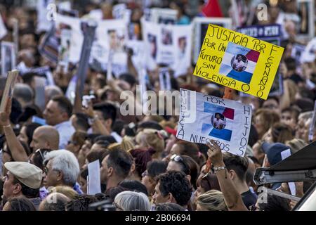 Buenos Aires, Capitale Fédérale, Argentine. 18 février 2020. Mars pour demander justice à Fernando Báez Sosa, un mois après sa mort. Graciela, la mère de Fernando Báez Sosa, assassinée à Villa Gesell pour un coup de pied, a convoqué la marche qui a lieu aujourd'hui, mardi 18 février, devant le Congrès de la nation Argentine dans la ville de Buenos Aires, après un mois de crime choquant. Crédit: Roberto Almeida Aveledo/Zuma Wire/Alay Live News Banque D'Images